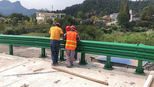 三明高速公路护栏板的维护确保道路安全的关键环节